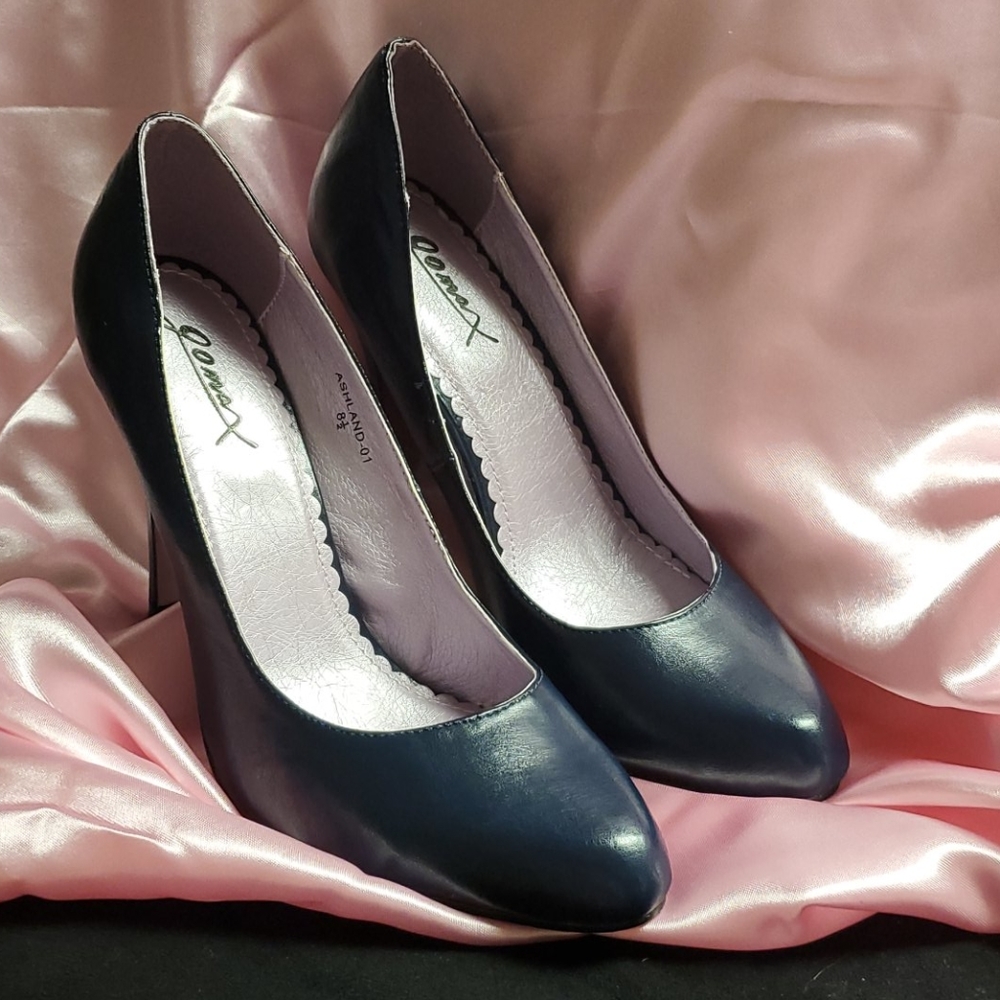 NWT Beautiful Navy Pumps 8.5